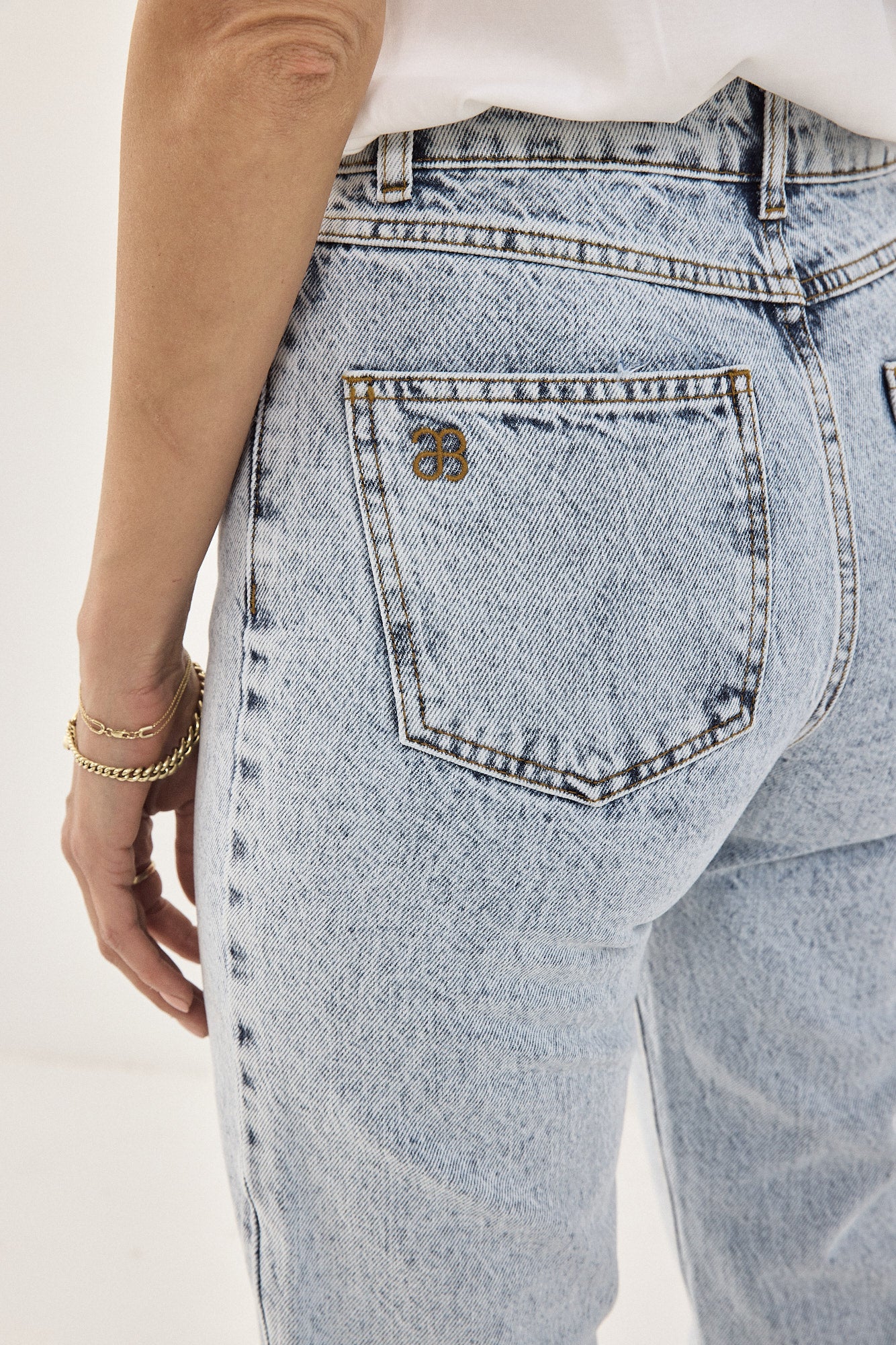 NO 10. MOM JEANS HIGH WAIST LIGHT BLUE