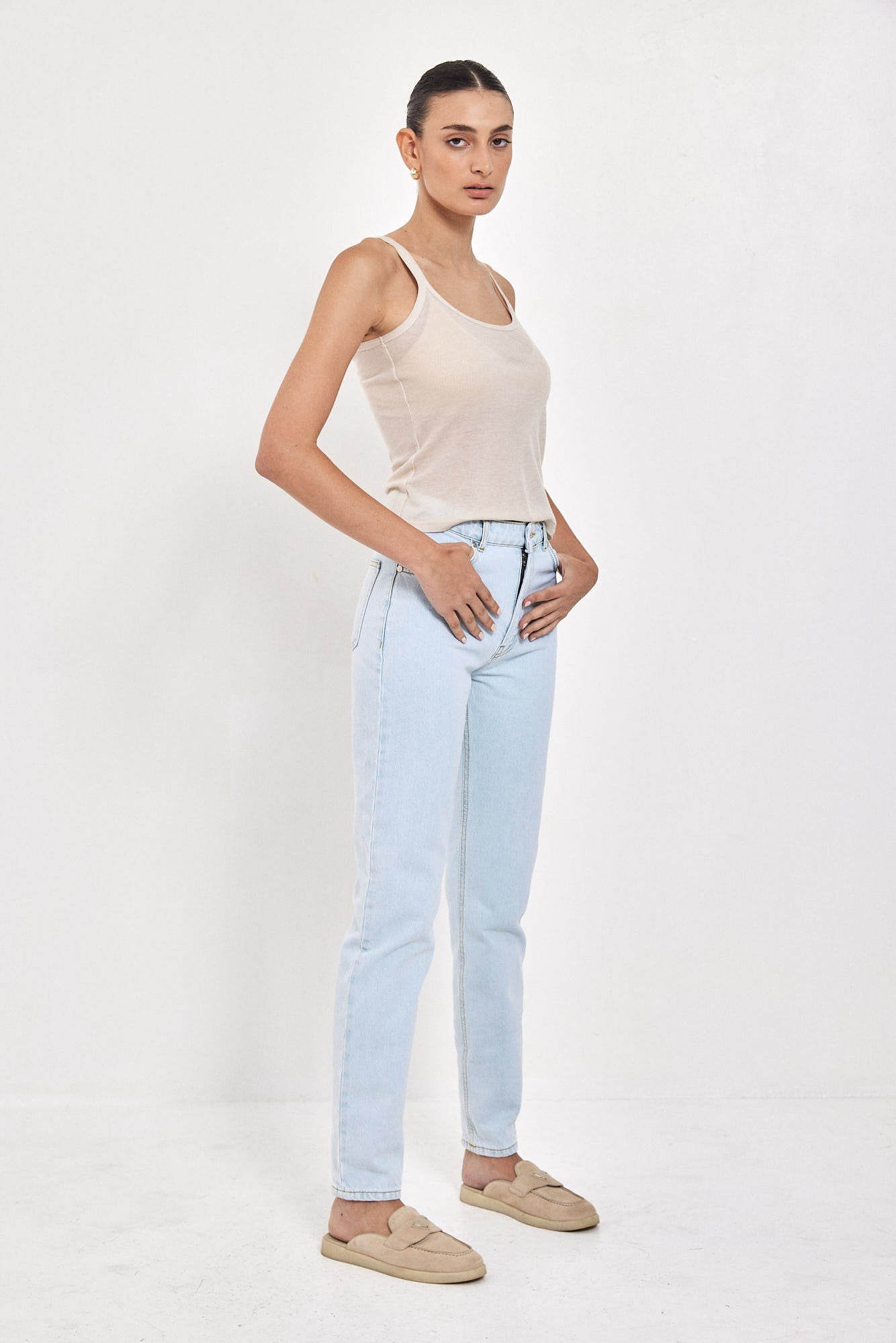 NO 10. MOM JEANS HIGH WAIST RIVER WASH