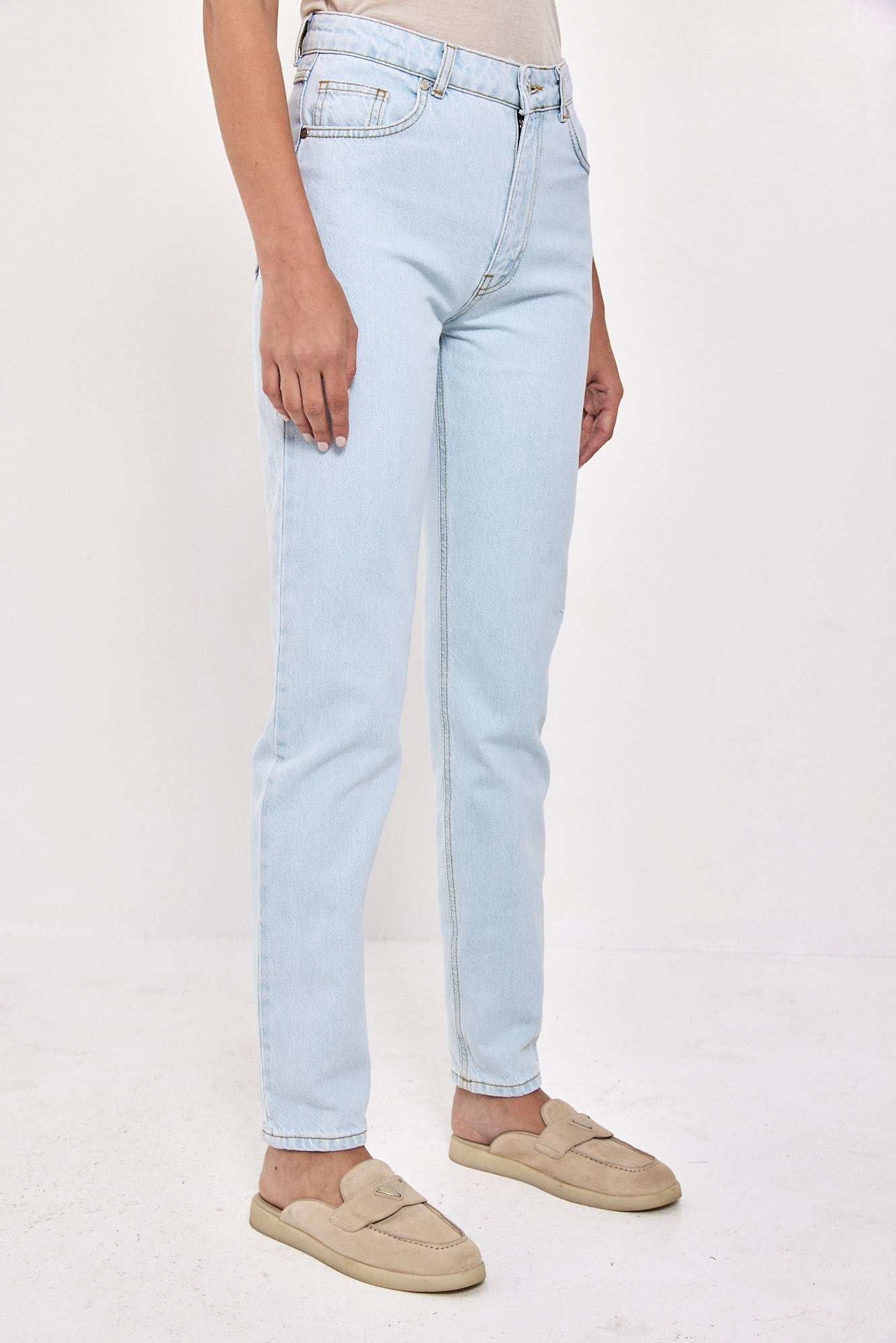 NO 10. MOM JEANS HIGH WAIST RIVER WASH