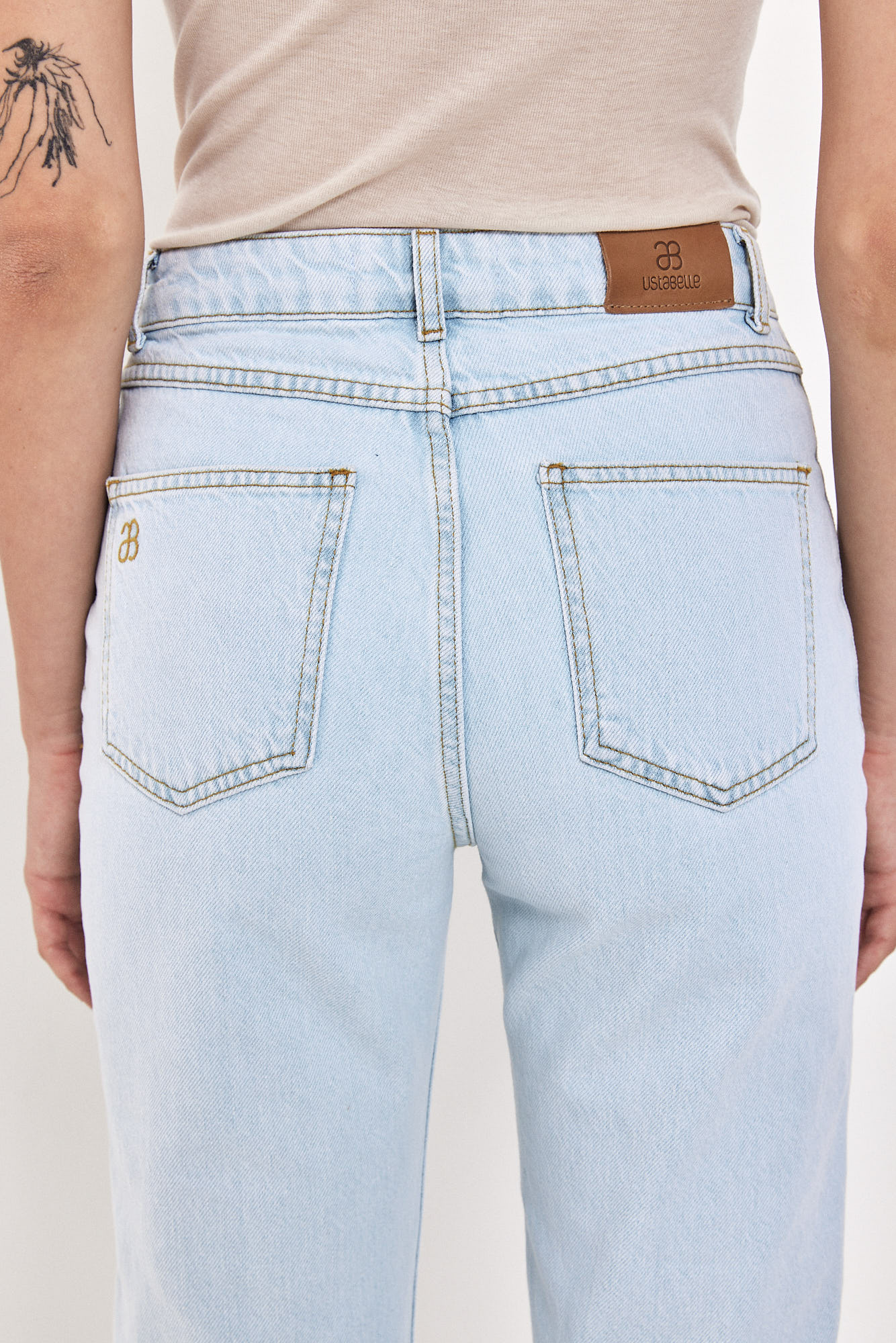 NO 10. MOM JEANS HIGH WAIST RIVER WASH
