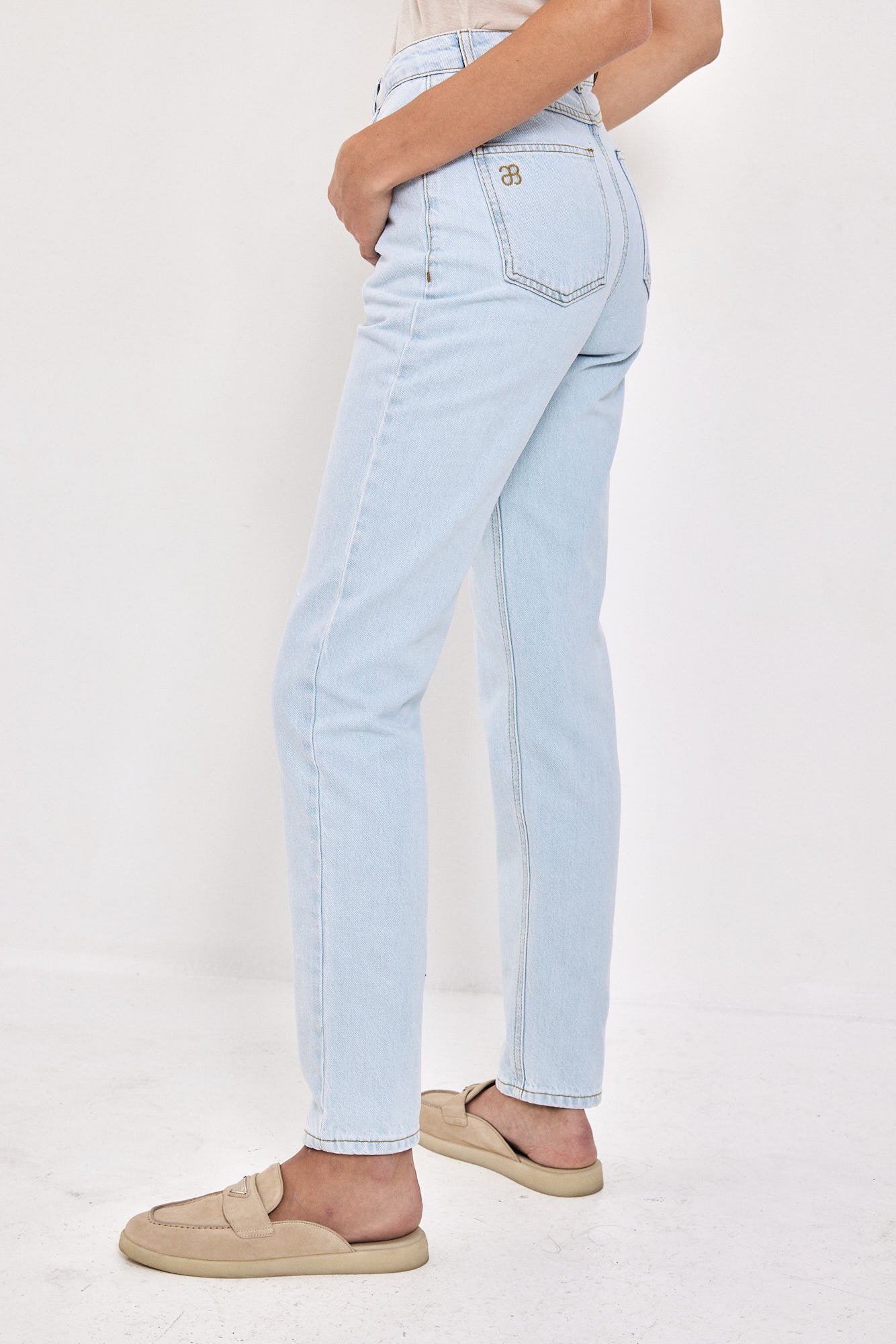 NO 10. MOM JEANS HIGH WAIST RIVER WASH
