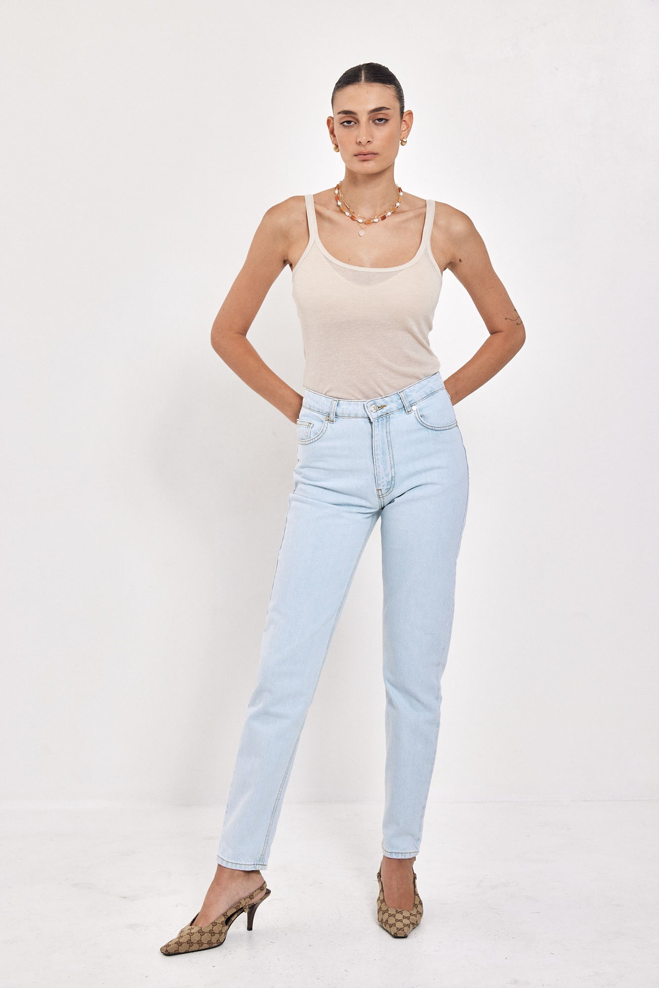NO 10. MOM JEANS HIGH WAIST RIVER WASH