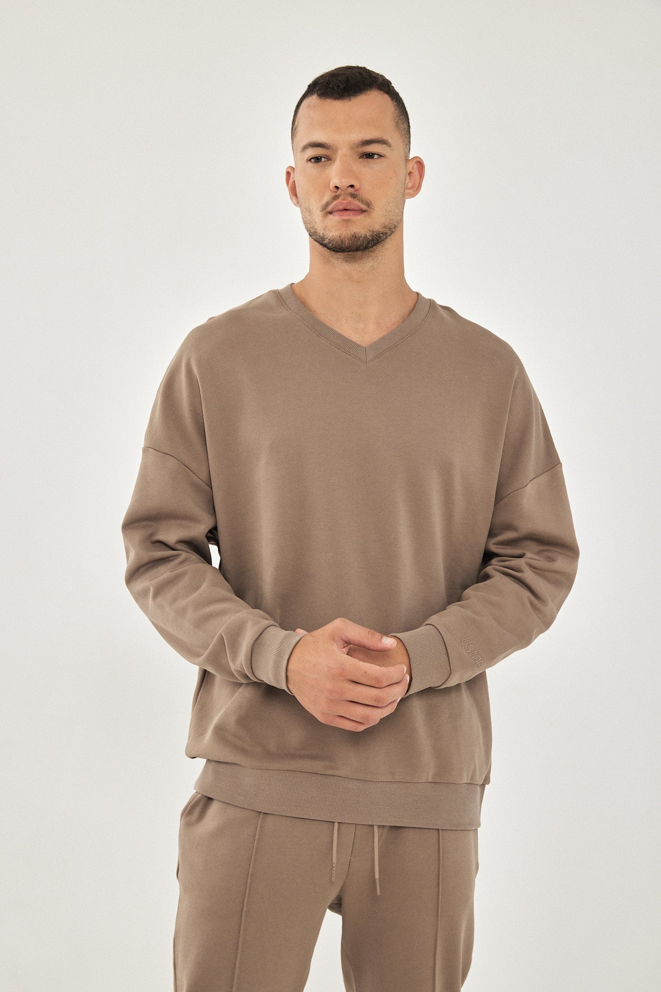 ARIEL UNISEX V NECK BROWN