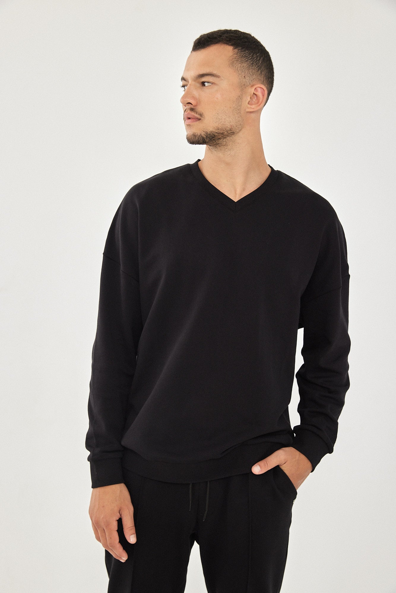 ARIEL UNISEX V NECK BLACK