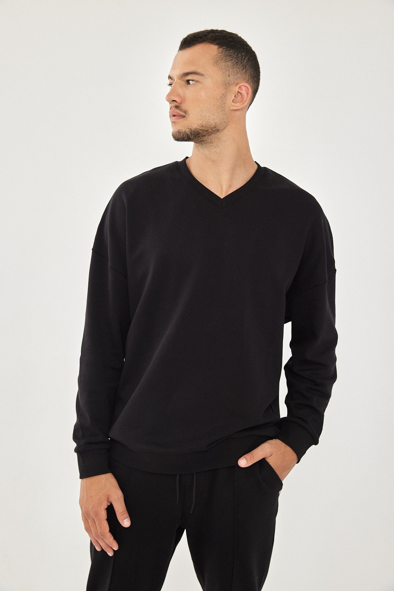 ARIEL UNISEX V NECK BLACK