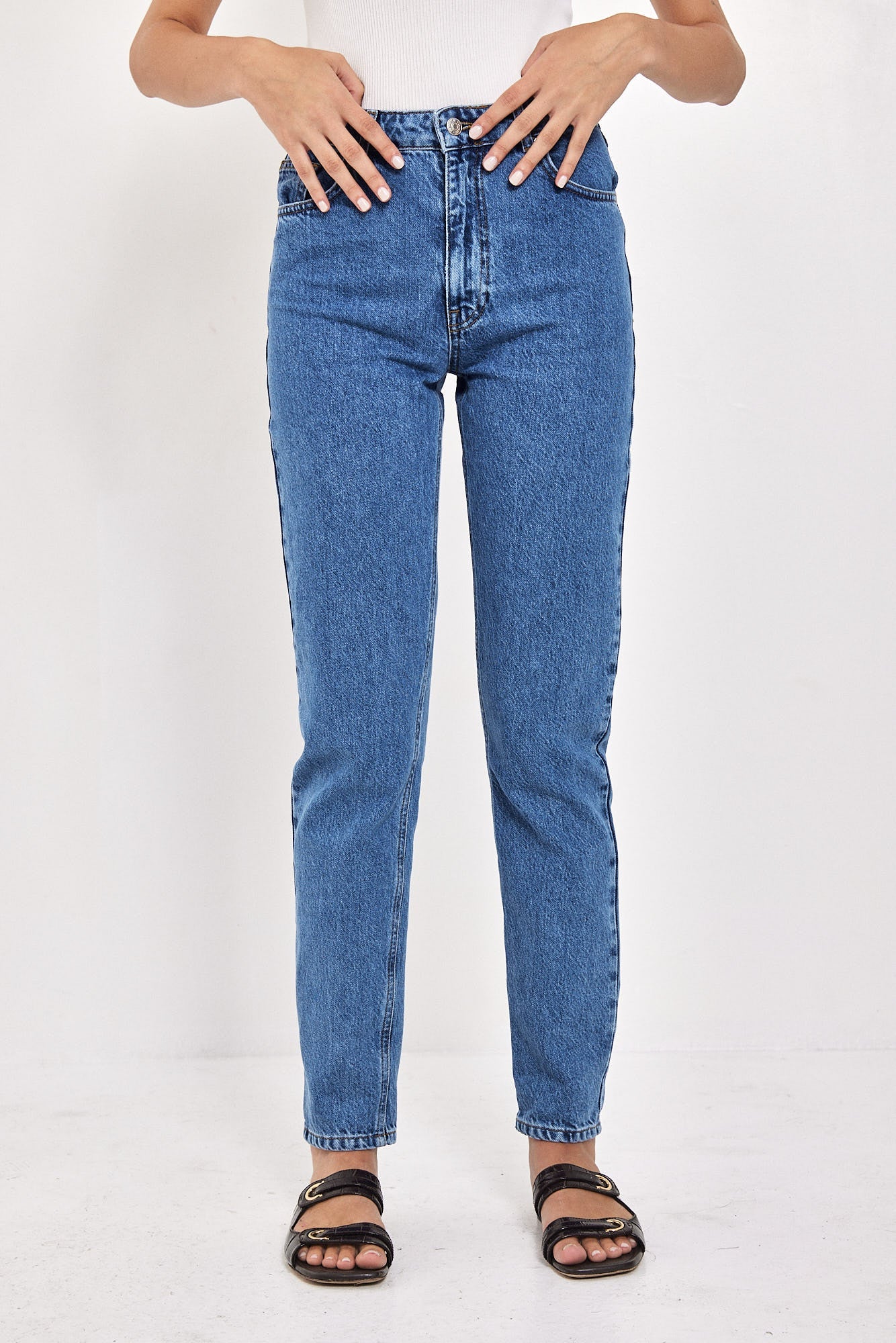 NO 10. MOM JEANS HIGH WAIST BLUE JEANS